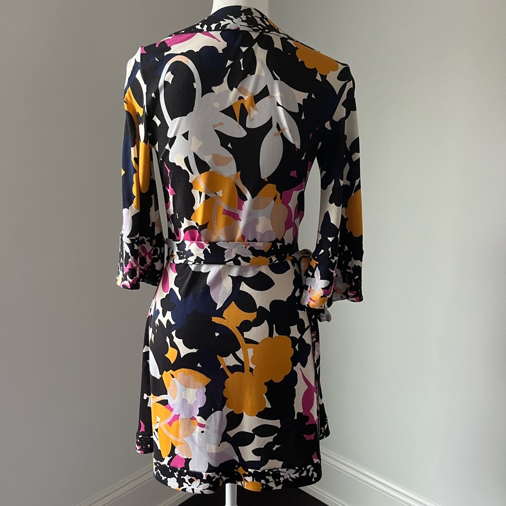 Diane von Furstenberg 100% Silk Wrap Dress - Picture 5 of 7